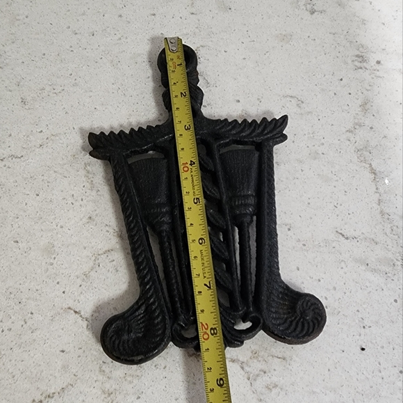 Vintage wilton cast iron trivet with broom motif - Picture 4 of 4